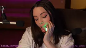 moona_舔_Moona_sucking_and_licking_her_plug-助眠音声网